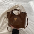 Borsa a tracolla vintage marrone scuro con trama litchi e logo in metallo dorato - Con Ciondolo / Marrone