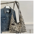 Dettaglio della borsa tote leopardata in velluto a coste con trama e toppa fashion - Bianco