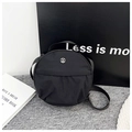 Borsa a tracolla rotonda in nylon nero minimalista con logo M argento e manico - Nero