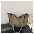 Bolso hobo de ante marrón con correas anchas ajustables y textura mate retro suave - café