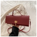 Détail du sac à main rouge foncé à texture tressée et fermoir en métal doré chic - Rouge