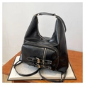 Detailansicht der schwarzen Hobo-Tasche mit Kontrastnähten und dekorativen Metallschnallen - Schwarz