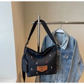 Schwarze Canvas-Beuteltasche mit buntem Buchstabendruck und passender Kleingeldbörse - Schwarz