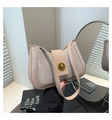 Détail du sac beige avec fermoir en métal doré et finition en tissu texturé - Kaki