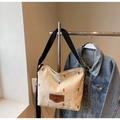 Naturweiße Canvas-Beuteltasche mit buntem Stickmuster und verstellbarem Riemen - Khaki