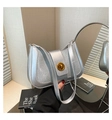 Détail d'un sac à bandoulière argenté pailleté avec fermoir doré et bandoulière en cuir - Argent