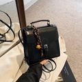 Bolso de mano cuadrado retro en cuero brillante negro con colgante de campana dorada - Con Colgante / Negro