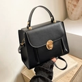 Elegante borsa a tracolla nera minimalista con chiusura a cerchio dorata e manico - Nero