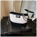 Détail du sac hobo matelassé en cuir noir et blanc avec bandoulière chaîne dorée - Sans Pendentif / Blanc Cassé