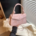 Bolso bandolera rosa con relieve de loto y koi, asa superior retorcida y detalles dorados - Rosa