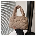 Détail du sac fourre-tout matelassé beige avec motif losange et nœud doré décoratif - Kaki