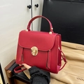 Elegante borsa a tracolla in pelle rosso acceso con chiusura girevole oro e doppie zip - Rosso