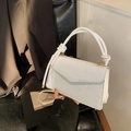 Bolso bandolera blanco con relieve floral y elegante asa de mano trenzada - Blanco