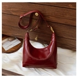 Nahaufnahme der roten Vintage-Kissentasche aus Leder mit edlen goldfarbenen Details - Rot