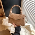 Bolso bandolera beige con relieve de carpas koi y loto con asa de cuerda trenzada - Caqui