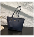 Détail du sac cabas bleu marine avec texture litchi et plaque décorative en métal doré - Bleu