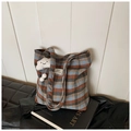 Klassische Shopper-Tasche mit Karomuster in Blau-Braun und Plüsch-Wolkenanhänger - Blaues Karomuster (Mit Wolkenanhänger)