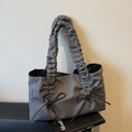 Bolso de hombro plisado gris para mujer con lazos negros y asa estilo scrunchie - Gris