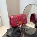 Bolso bandolera rojo oscuro acolchado con cadena dorada y cierre de giro metálico - Rojo