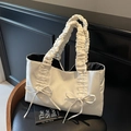 Bolso tote blanco crema con asas fruncidas y lazos sobre fondo de cuero oscuro - Blanco Roto