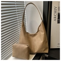 Détail du sac hobo kaki avec texture cuir froissé et sa pochette assortie en gros plan - Kaki
