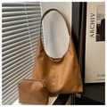 Détail d'un ensemble de cabas marron caramel avec pochette assortie en similicuir texturé - Marron