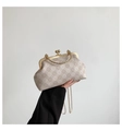 Bolso concha retro en jacquard beige con cadena dorada y asa metálica para mujer - Blanco