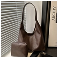 Vue détaillée d'un sac hobo rétro marron avec sa petite pochette zippée assortie - Marron
