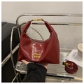 Sac croissant rétro rouge foncé avec fini brillant et détails métalliques dorés chic - Rouge (Sans Pendentif)