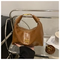 Sac croissant en cuir marron avec logo doré et bandoulière réglable pour femmes - Brun Sans Pendentif