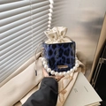 Secchiello blu con stampa leopardata, grande manico di perle e catena dorata a mano - Blu