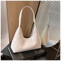 Vista detallada del bolso hobo de cuero blanco con logo sobre libros negros - Blanco