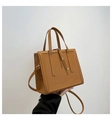 Vue détaillée d'un sac cabas marron avec poignées et bandoulière réglable amovible - Marron