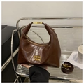 Sac hobo croissant marron foncé en cuir ciré brillant avec accents métalliques dorés - Café sans Pendentif
