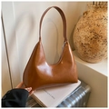 Bolso de hombro media luna marrón en cuero sintético brillante con relieve - Marrón