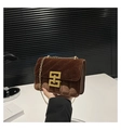Dettaglio borsa a tracolla in velluto marrone con cuciture diagonali e chiusura oro - Marrone