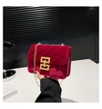 Dettaglio borsa trapuntata in velluto rosso con catena dorata e chiusura in metallo geometrica - Rosso