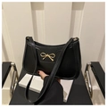 Bolso sobaco negro elegante para mujer con lazo de metal dorado y acabado en cuero sintético - Negro