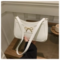 Elegante bolso hobo blanco de textura suave con hebilla de lazo dorada - Blanco