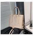 Détail d'un sac fourre-tout carré en similicuir beige avec poignées et finitions métal - Kaki