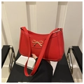 Bolso de hombro rojo de piel PU con lazo dorado y un diseño moderno y elegante - Rojo