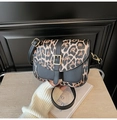 Bolso bandolera de leopardo con ribete de cuero negro y hebilla dorada de moda - Negro
