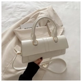 Elegante bolso baguette de cuero blanco con asa superior y detalles metálicos dorados - Blanco