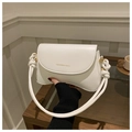 Bolso de hombro de cuero blanco con correa de nudo y logo dorado Fashion & Bags - Blanco