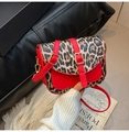 Bolso de hombro en cuero rojo con panel de leopardo y hebilla metálica elegante - Rojo
