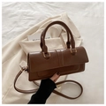 Bolso bandolera marrón vintage con herrajes dorados y textura de cuero suave - café