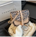 Detalle del bolso bandolera de patchwork de leopardo con cierre dorado elegante - Caqui