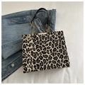 Borsa tote con stampa leopardata e catena dorata su sfondo in denim blu - Leopardo Marrone