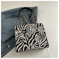 Borsa tote quadrata zebrata con catena in metallo dorato e finiture in pelle nera - Zebra Print