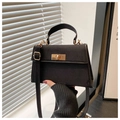 Detailansicht der schwarzen Wildledertasche mit elegantem goldenem Drehverschluss - Schwarz